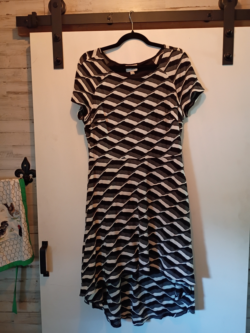 Beige by eci Black & White Geometric Midi Dress - Picture 2 of 9